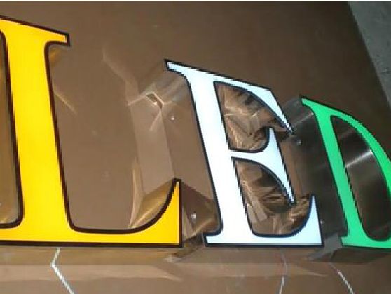 旬阳介绍LED招牌的基础知识。